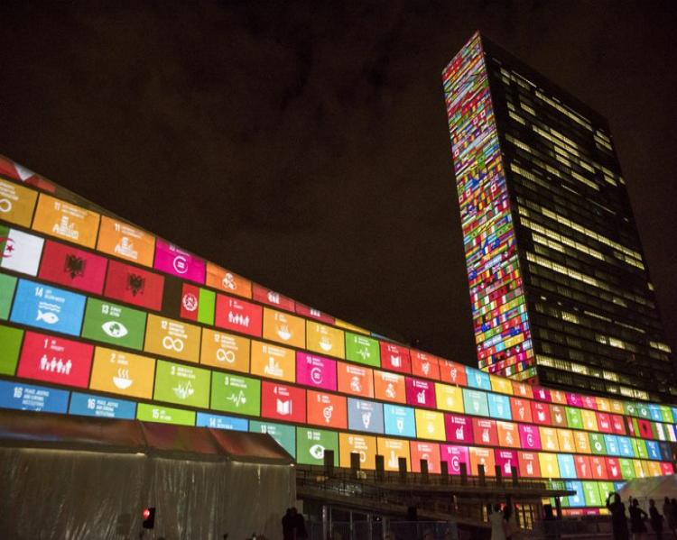 fachada do prédio da ONU, em Nova York com projeção dos odss_foto nacoes unidas