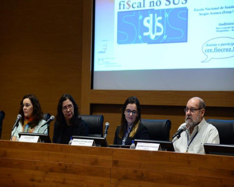 Palestrantes à mesa de debates