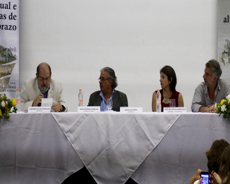 Palestrantes à mesa de debates
