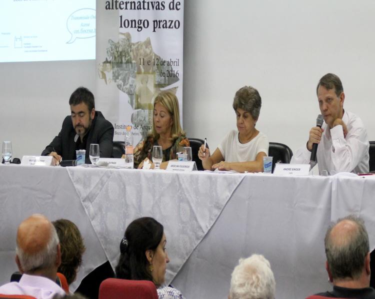 Palestrantes à mesa de debates