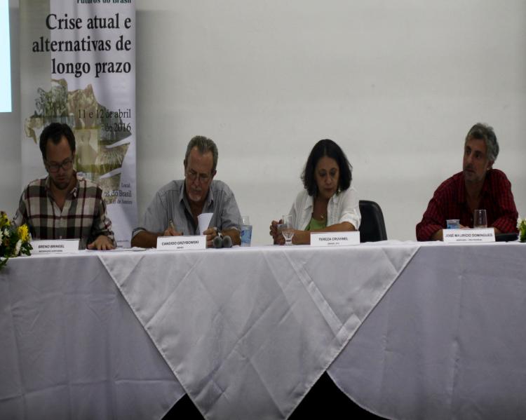 Palestrantes à mesa de debates