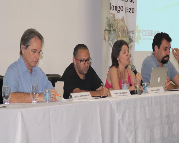 Palestrantes à mesa de debates