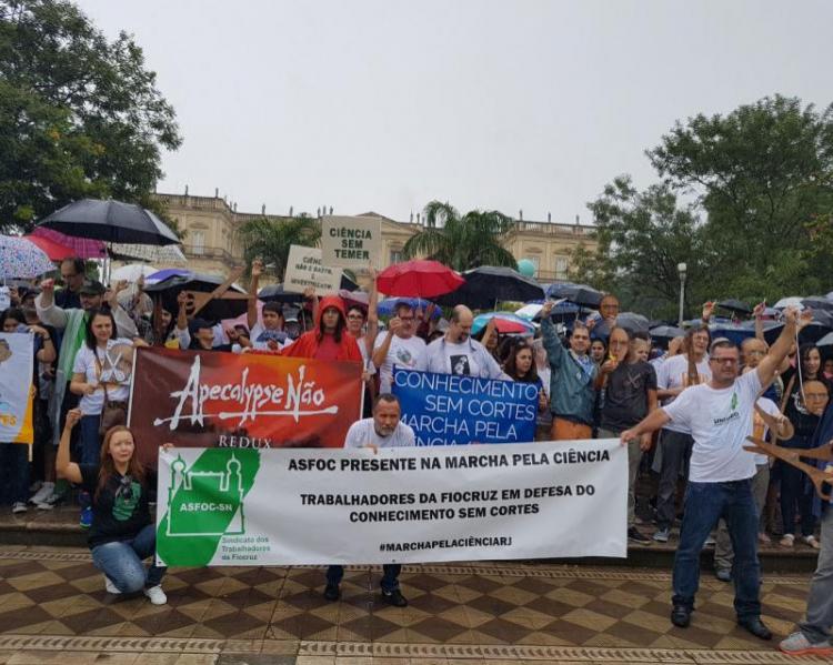 Pessoas, cartazes, manifestação