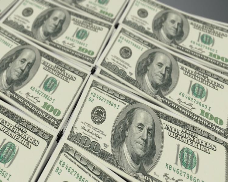 pilhas de notas de cem dólares postas lado a lado