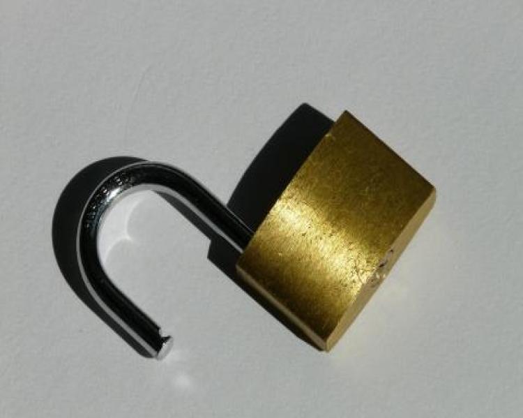 cadeado cor de bronze aberto