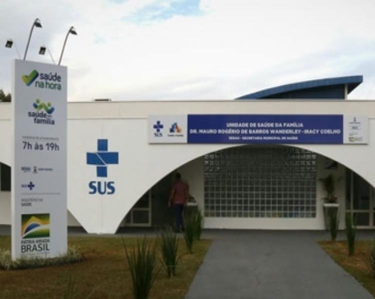 Fachada de uma unidade básica de saúde, com a logomarca do SUS