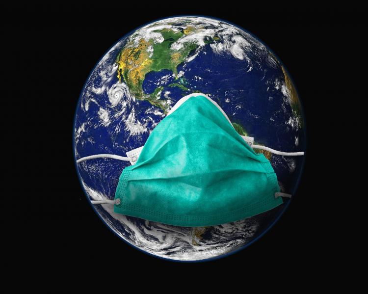 Planeta Terra sobre fundo preto coberto por uma máscara cirúrgica verde
