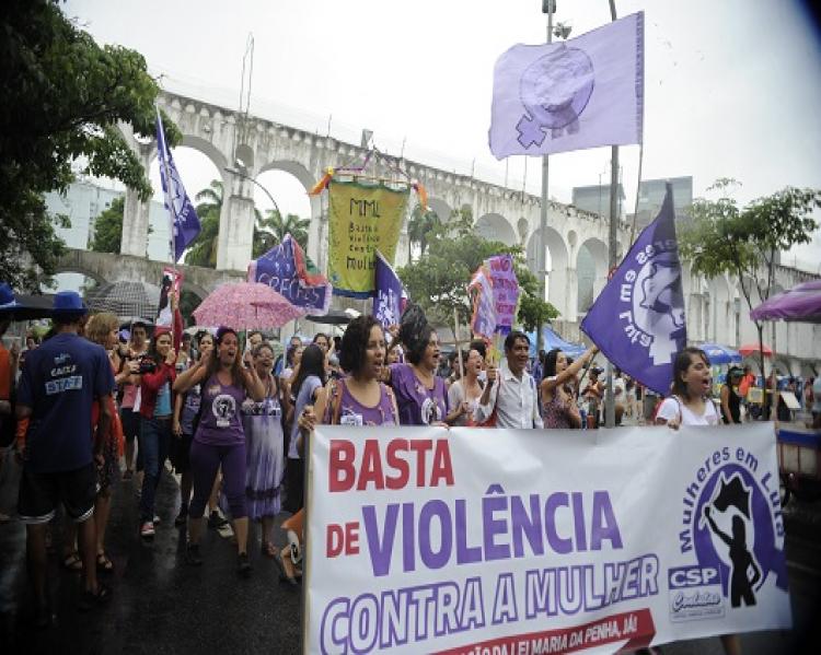 Mulheres em uma manifestação seguram uma faixa em que se lê 'Basta de violência'