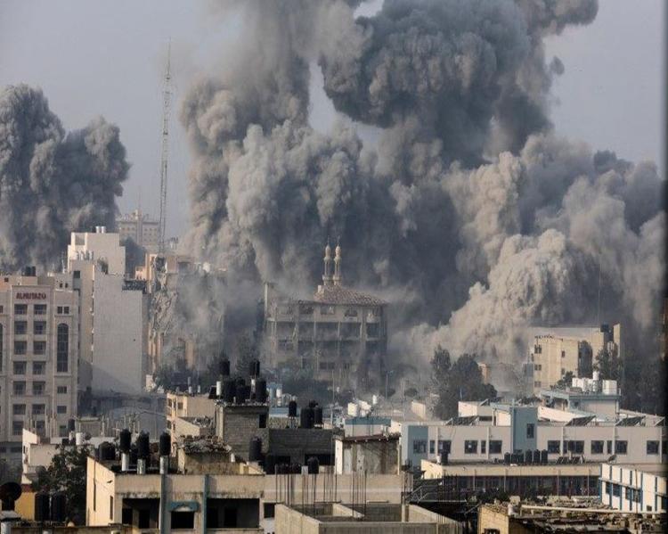 Predios destruídos sob intensa fumaça
